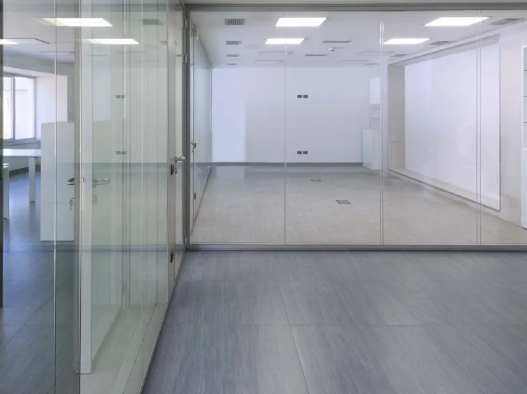 Pareti prefabbricate in materiale trasparente