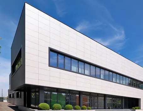 Edificio con facciata ventilata