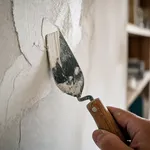Applicazione dell'intonaco su una parete