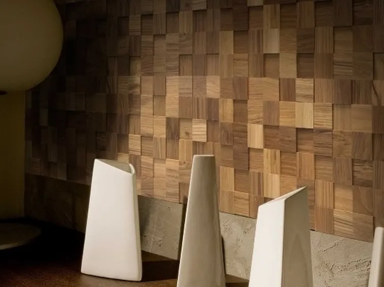 Parete con tasselli in legno