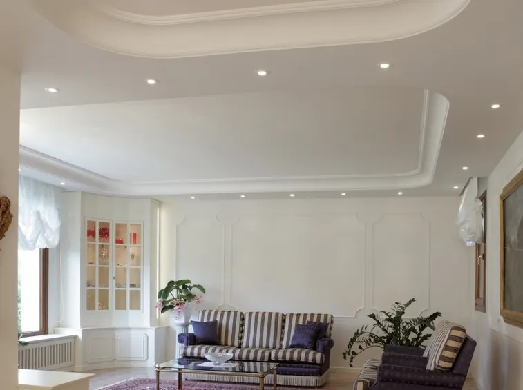 Stanza con cornici di stucco