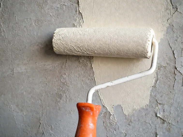 Preparazione muro tinteggiatura