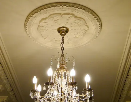 Soffitto con stucchi e decori