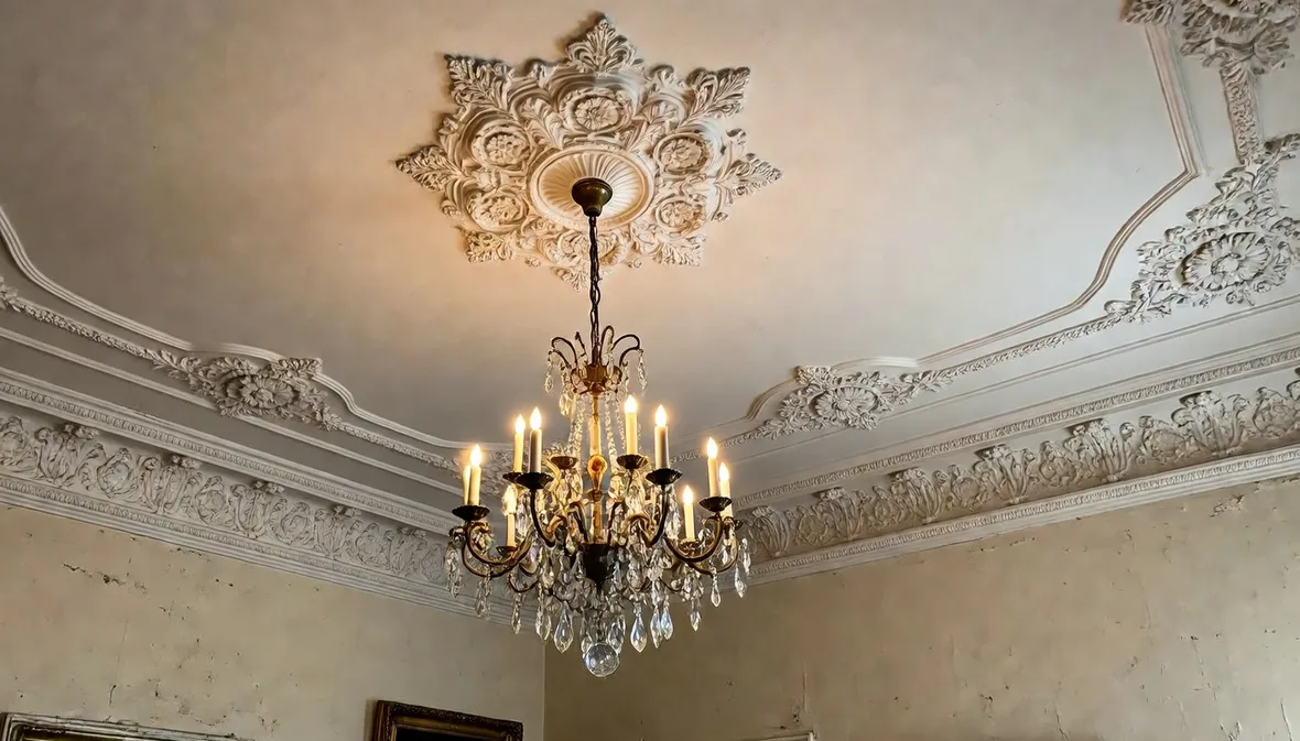 Soffitto con stucchi e decori