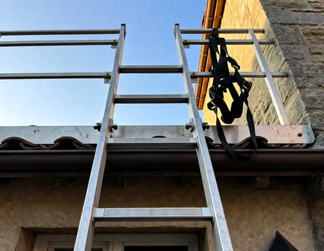 Preparazione e sicurezza per la tegola rotta