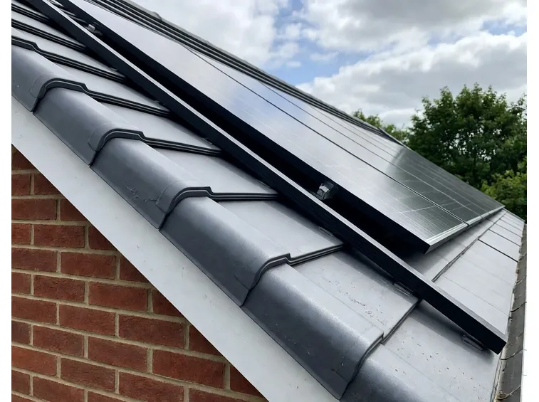 Tetto con tegole fotovoltaiche