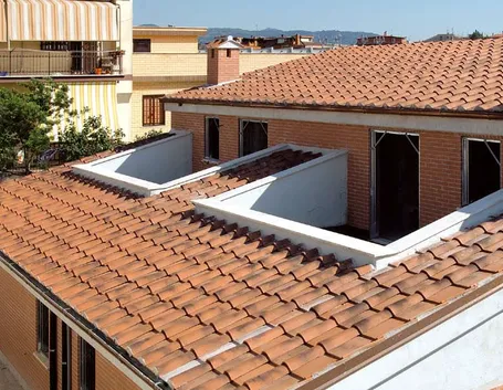 Tetto di un'abitazione rivestito con tegole in cotto