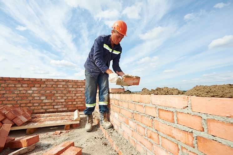 muratore al lavoro