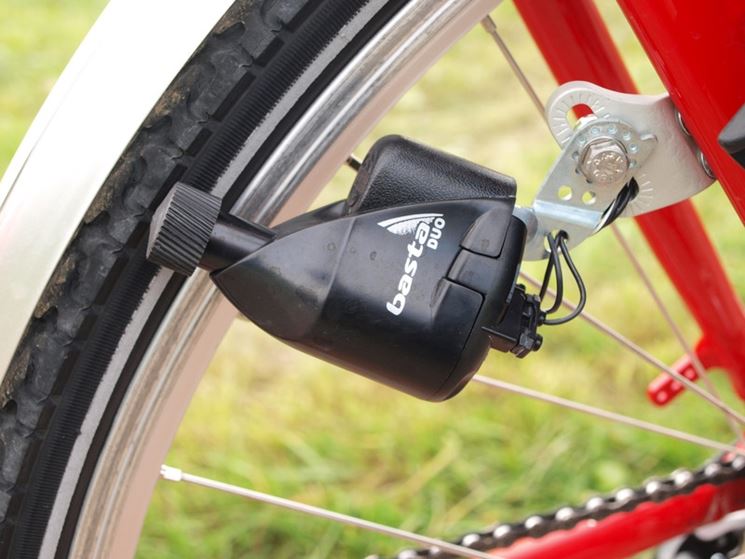 generatore elettrico con alternatore su bicicletta