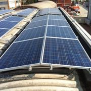 Pannelli fotovoltaici che alimentano climatizzatori