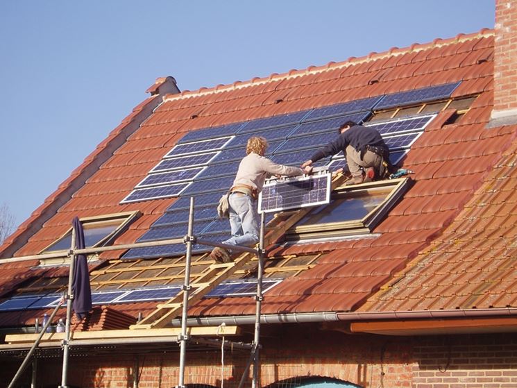 Installazione di tegole fotovoltaiche