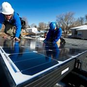 Tecnici installato pannelli fotovoltaici