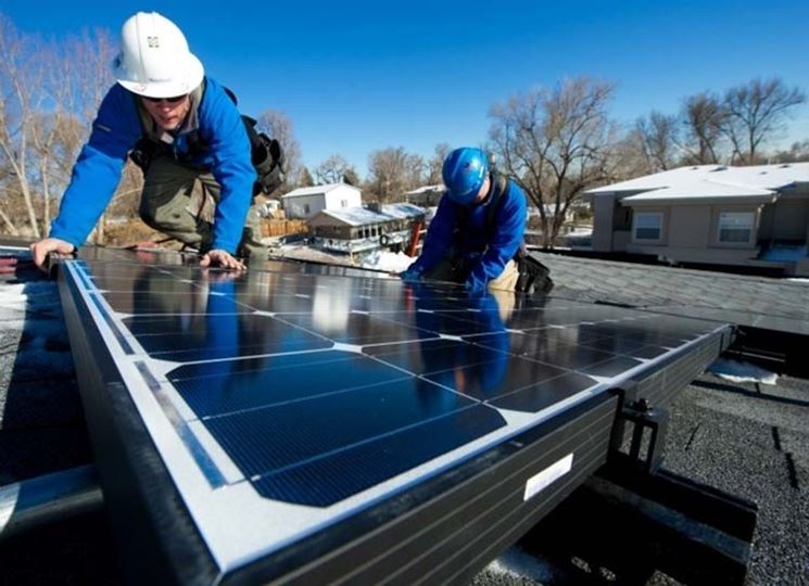 Tecnici installato pannelli fotovoltaici