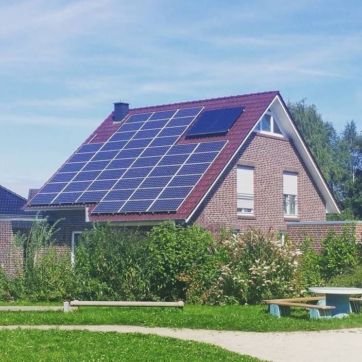 Abitazione con pannelli fotovoltaici su di un lato