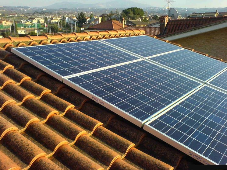 Pannelli fotovoltaici installati su un tetto inclinato