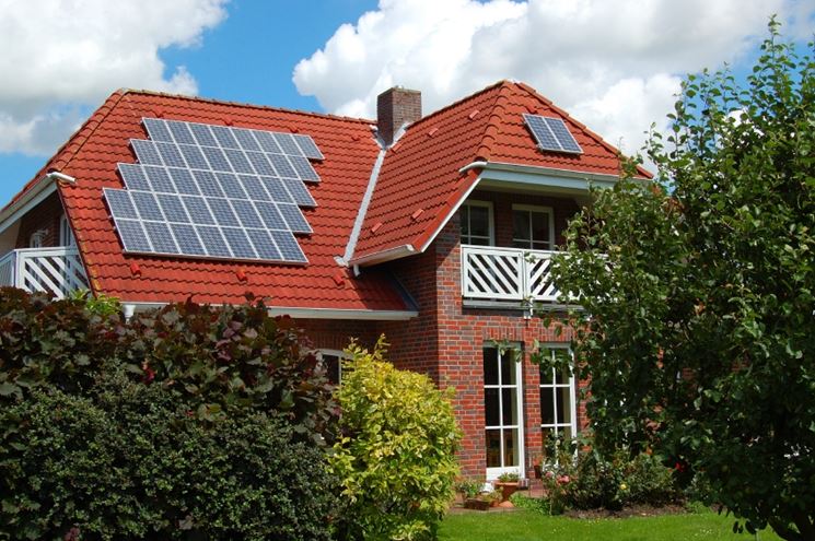 Casa con impianto fotovoltaico