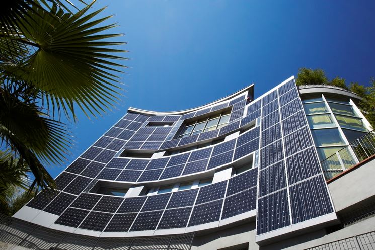 Edificio con pannelli fotovoltaici