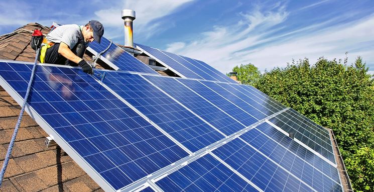 Operaio alle prese con pannelli fotovoltaici