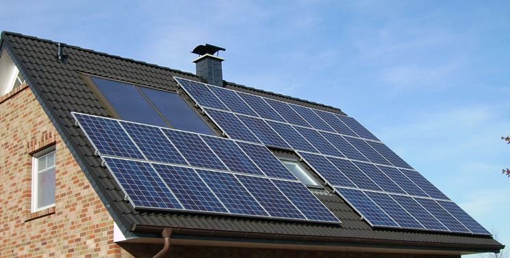 Un tetto coperto dai moduli fotovoltaici