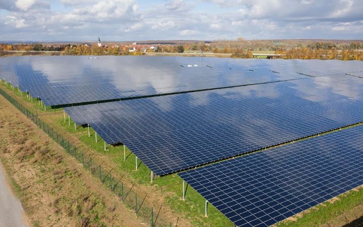 Campo pannelli fotovoltaici