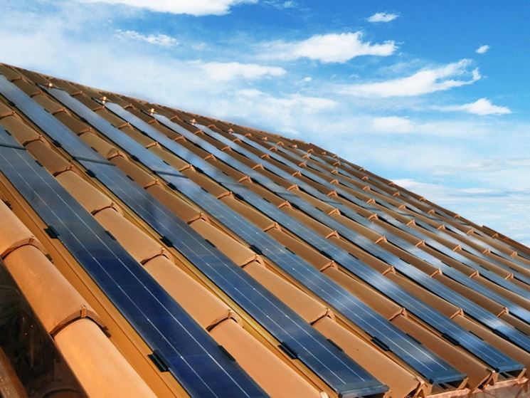 Coppi fotovoltaici installati su un tetto