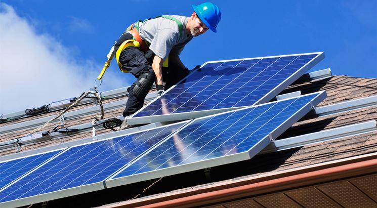 Operazioni di montaggio dei pannelli fotovoltaici