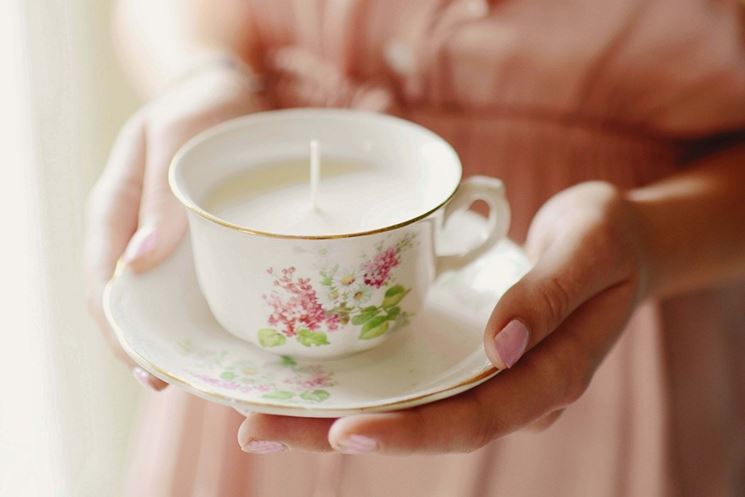 Elegante candela creata nella tazza da tè
