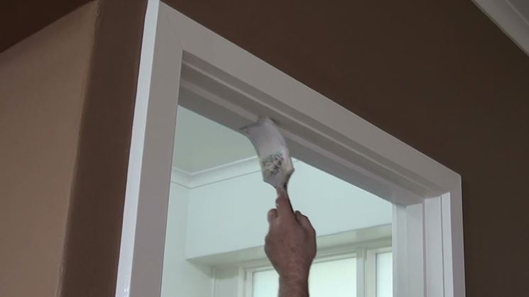 Verniciatura cornice porta