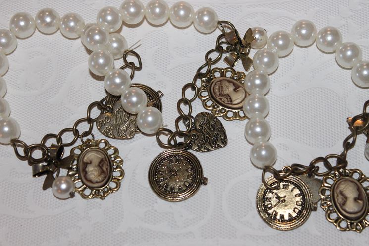 bracciali con perle e charm vintage