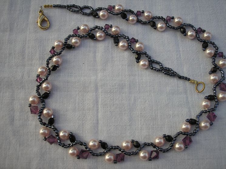 collana di perle infilata con perline piccole