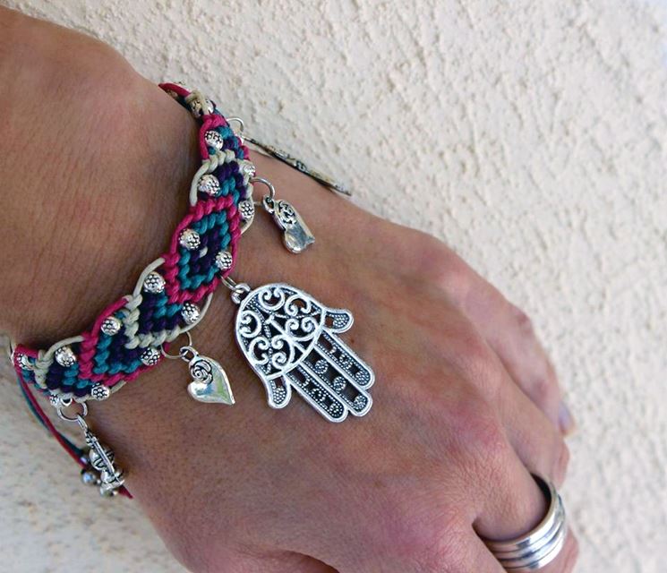 Bracciale in macram, perline, charms