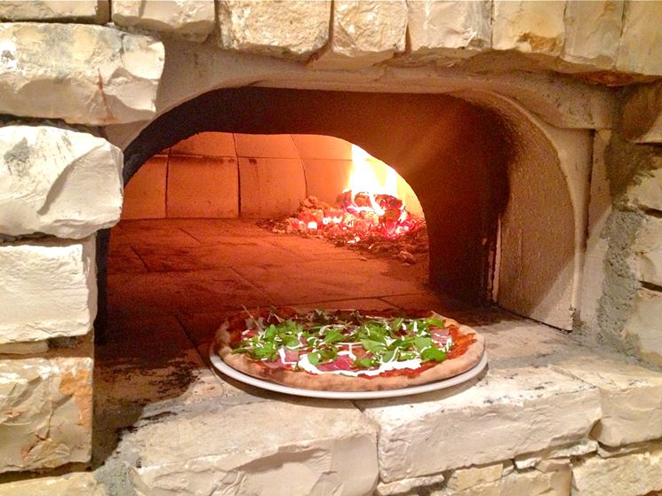 Pizza nel forno a legna