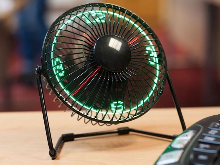 Un ventilatore da scrivania in ufficio