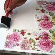 Realizzazione decoupage con decorazioni floreali