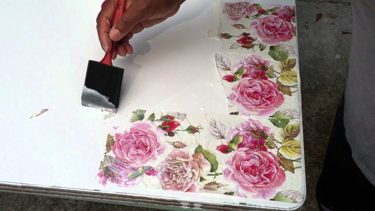 Realizzazione decoupage con decorazioni floreali