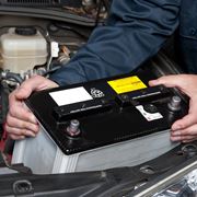 Estrazione di una batteria da un'auto