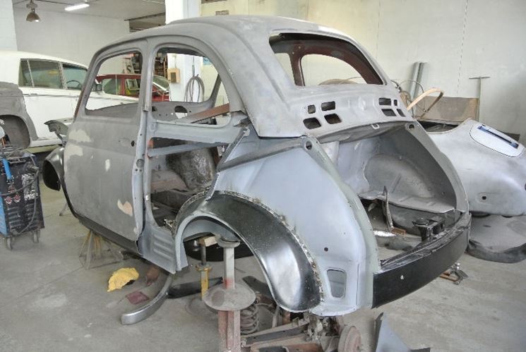 Lavoro di restauro della Fiat 500