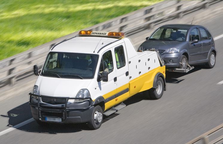 auto trainata da carro attrezzi