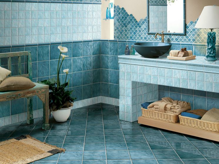 Bagno ceramiche azzurre Cerasarda