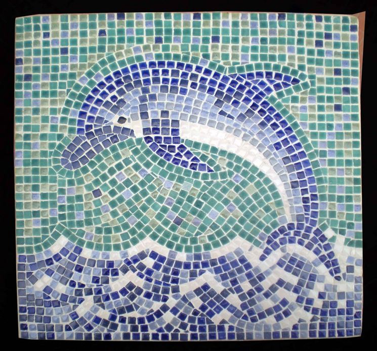 Mosaico con delfino dipinto