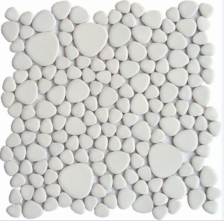 Mosaico con pietre bianche