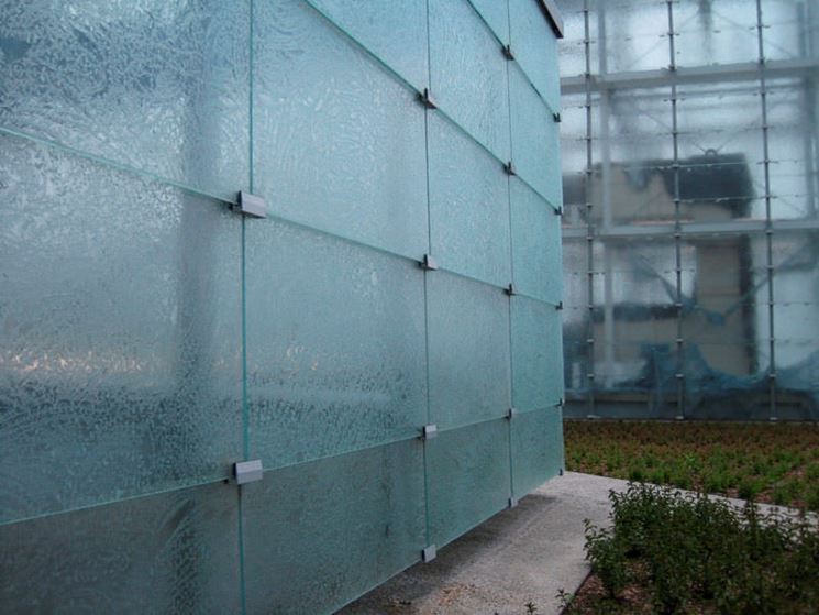 vetro strutturale per facciata palazzo