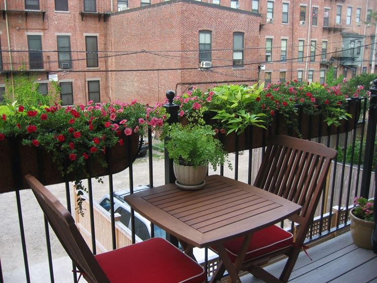 Balcone decorato con i fiori