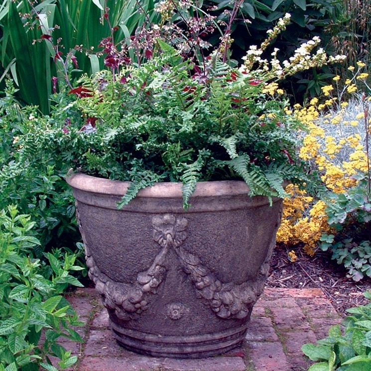 vaso da giardino in pietra