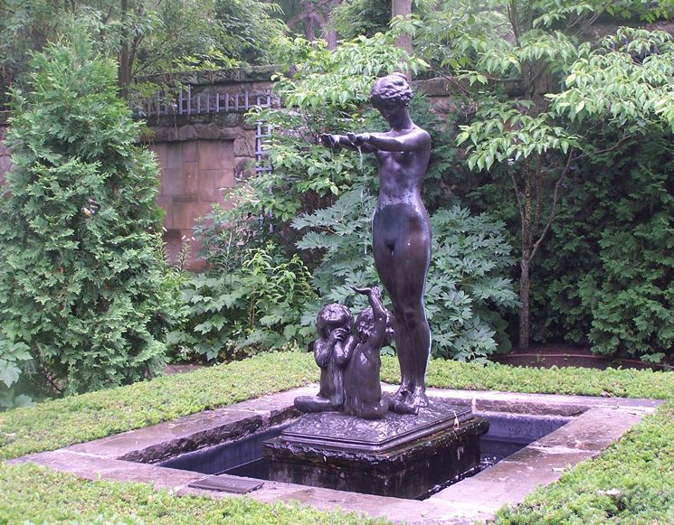 Fontana per giardino con statua