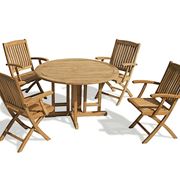 Tavolo in legno con sedie abbinate per il giardino