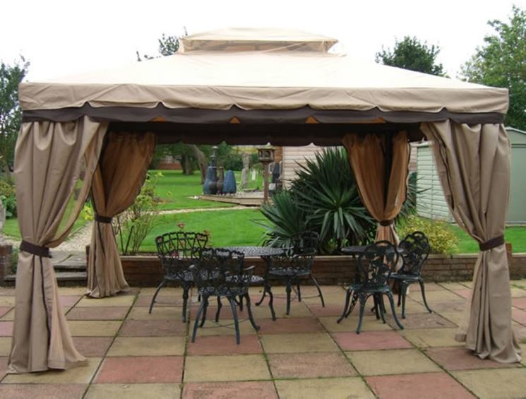 Ampio gazebo con tende