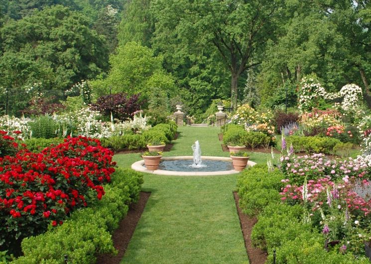 Giardino con vialetto e bordure