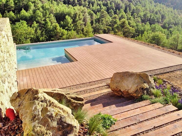Continuità di stile tra scala e bordo piscina