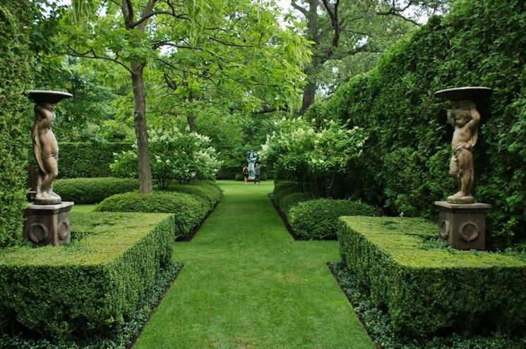 Due statue da giardino